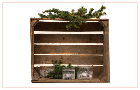 Ljuslykta i glas med hus och snömotiv i vitt