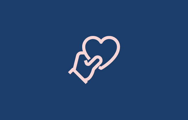 Blå bakgrund med illustration av en hand som håller fram ett hjärta. 