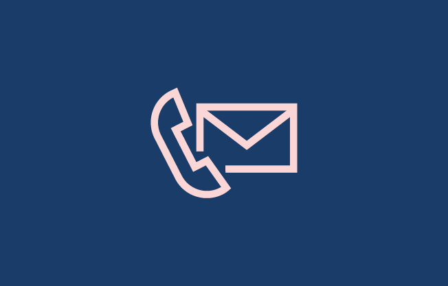 Blå bakgrund med illustration av en telefonlur och ett kuvert. 