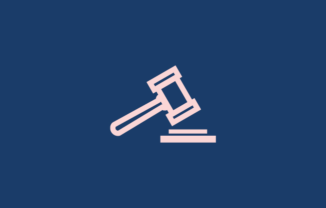 Blå bakgrund med en illustration av  en ordförandeklubba. 