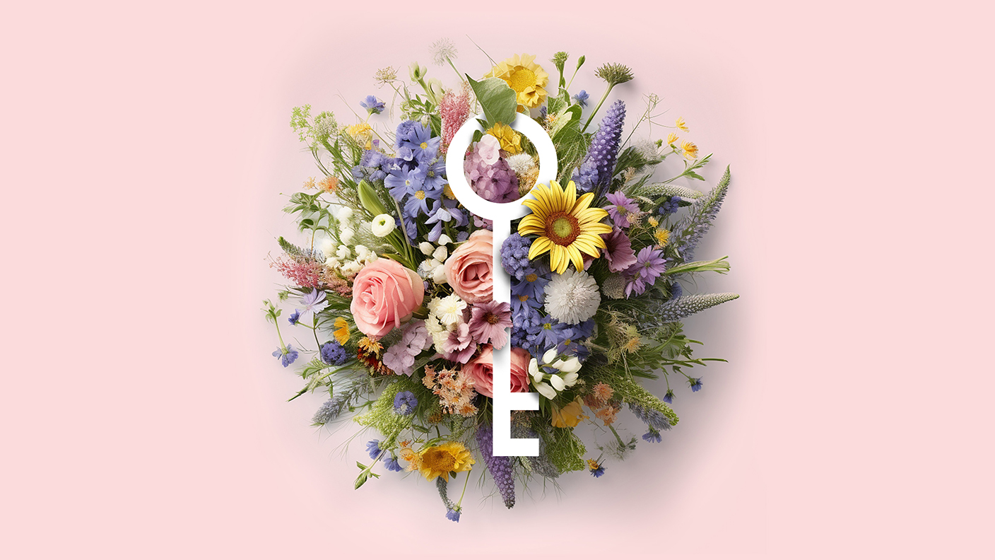 Rosa bakgrund med en blombukett på mitten som man ser uppifrån. Mitt i buketten ligger en illustrerad nyckel i vitt.